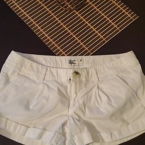 Size 2 white stretch American Eagle shorts